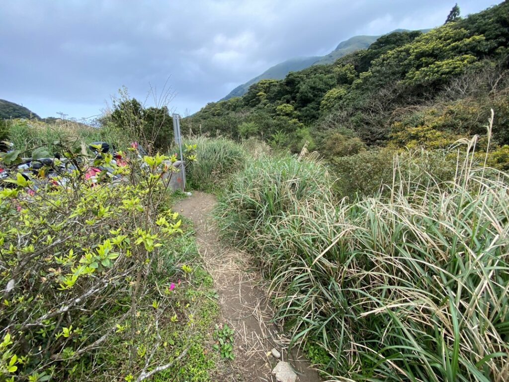 鞍部停車場旁的小徑