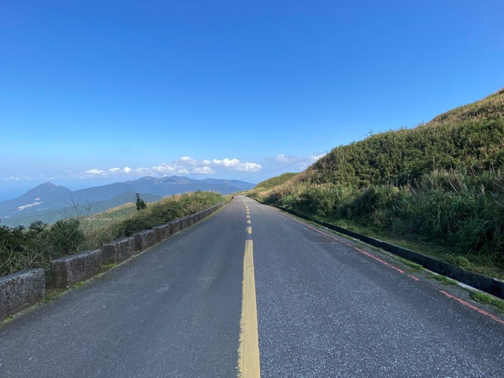 筆直公路與山景