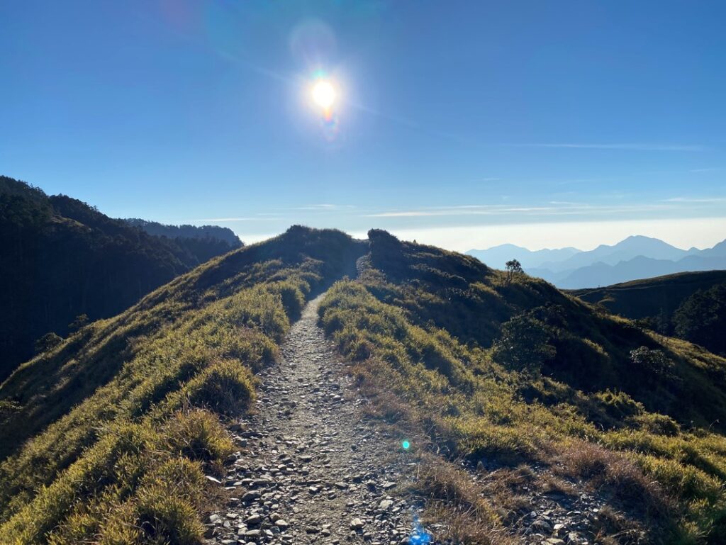 太陽升起照亮四周