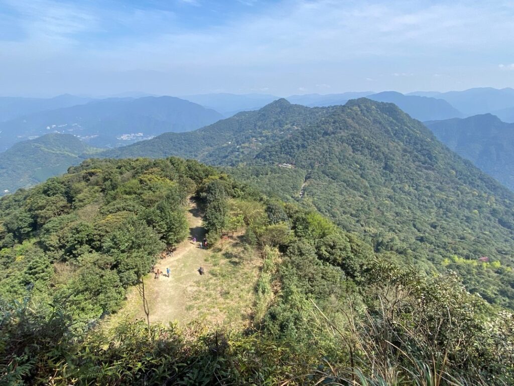 俯瞰觀獅坪與遠方山巒