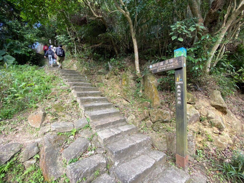 往白石湖吊橋路標