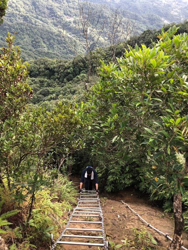 往西峰的鐵鍊梯路段