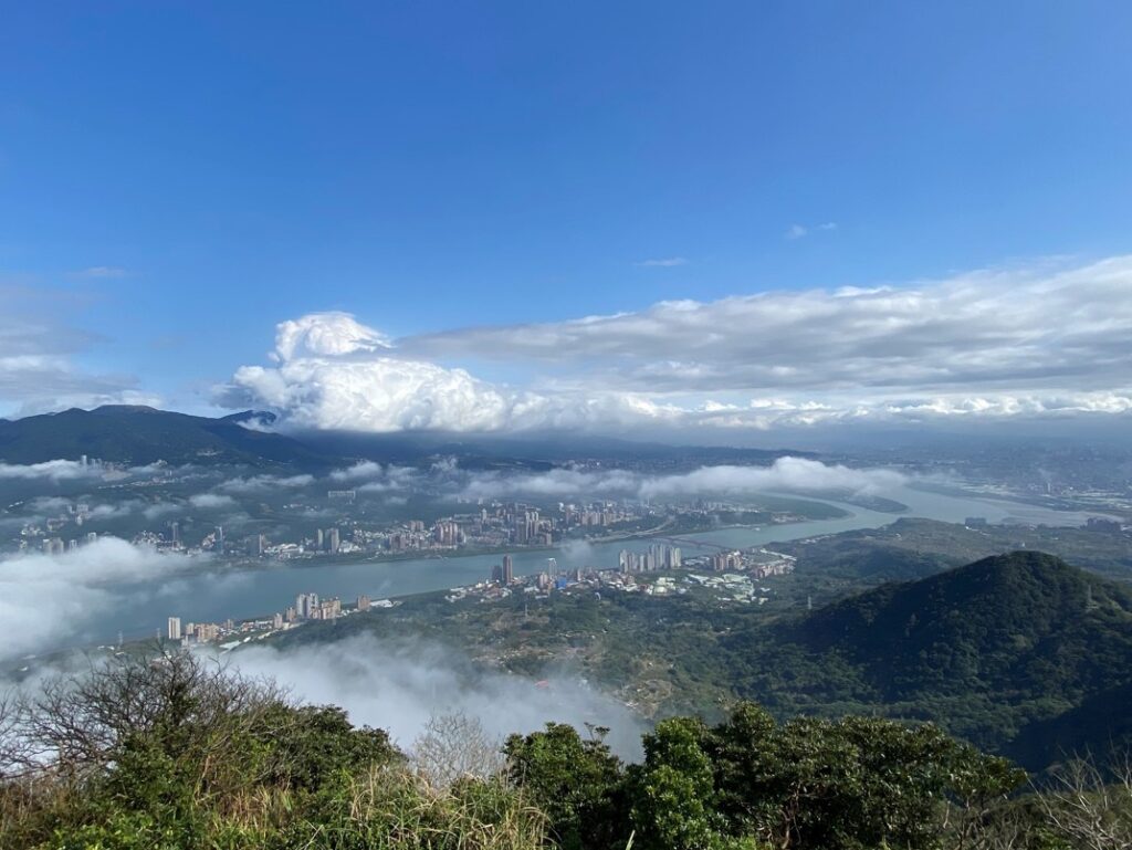 觀音山俯瞰淡水河口與關渡大橋