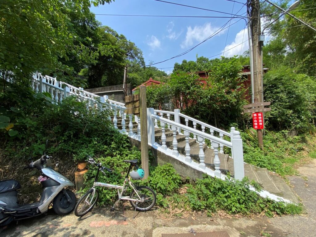 烘爐地登山步道登山口