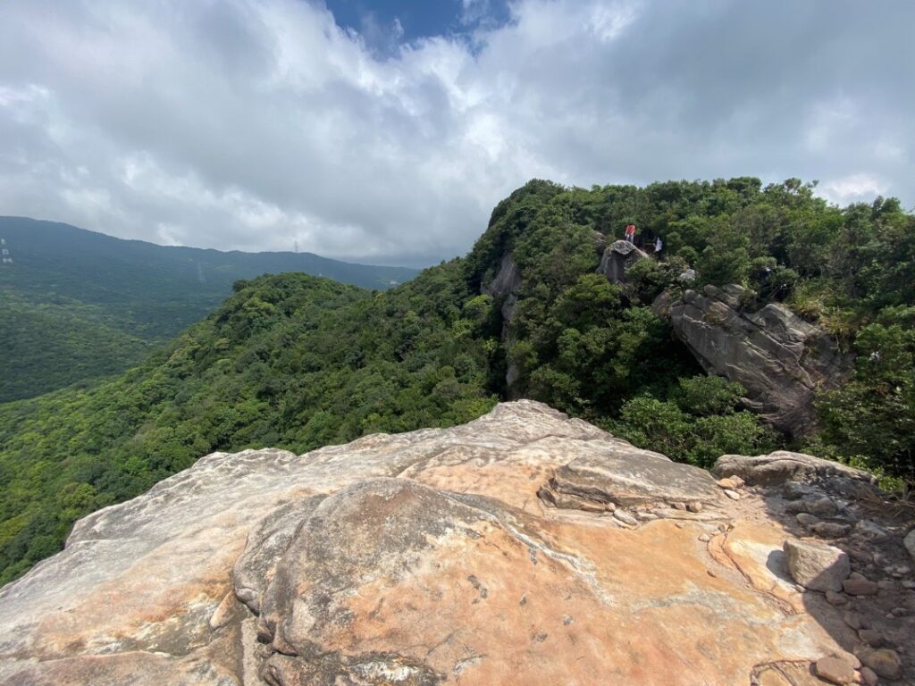 新山的裸岩巨石