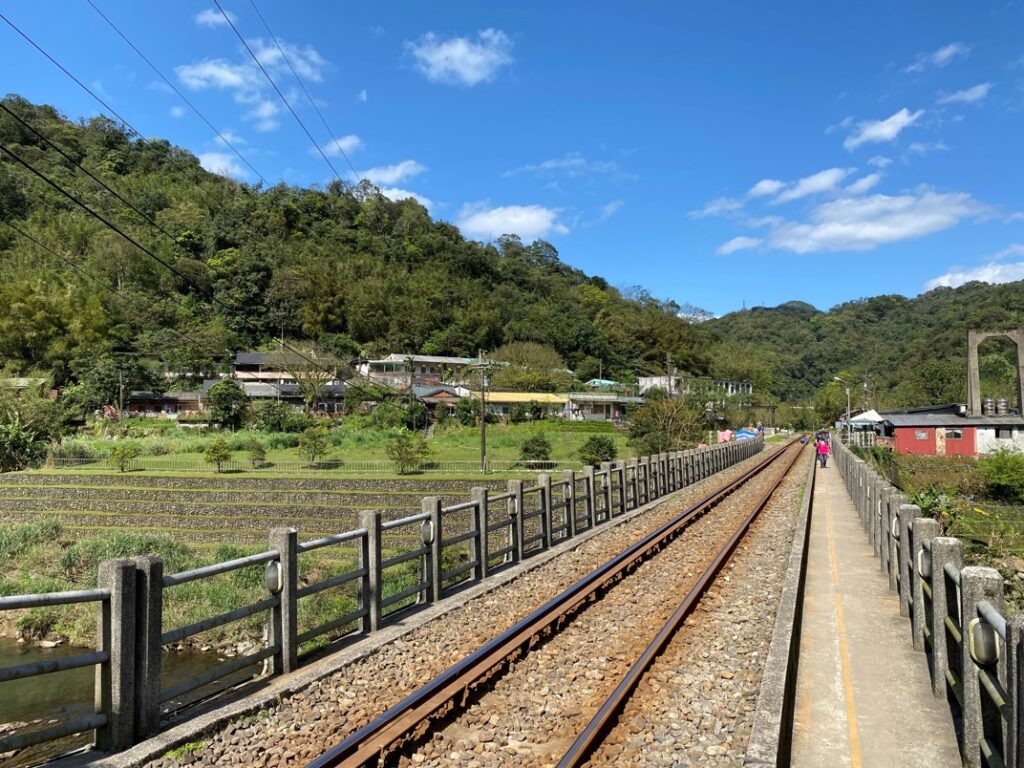 橫跨基隆河的鐵軌