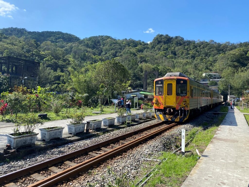 前往登山口需跨越鐵軌