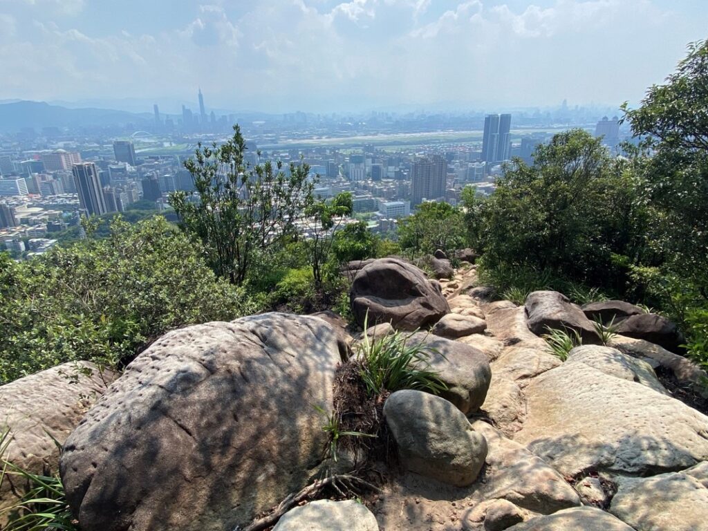 無拉繩的石塊路徑