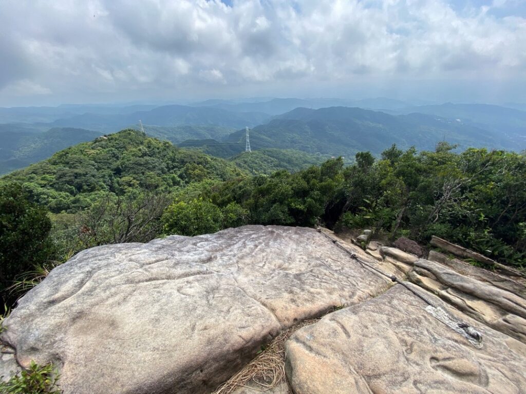 新山的裸岩