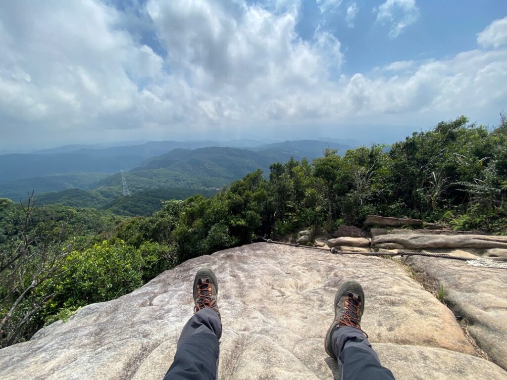 坐在石塊上欣賞風景