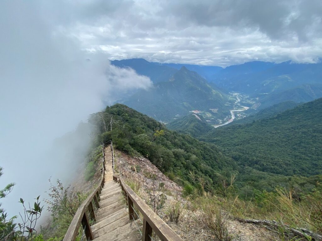 天梯與東卯山景色