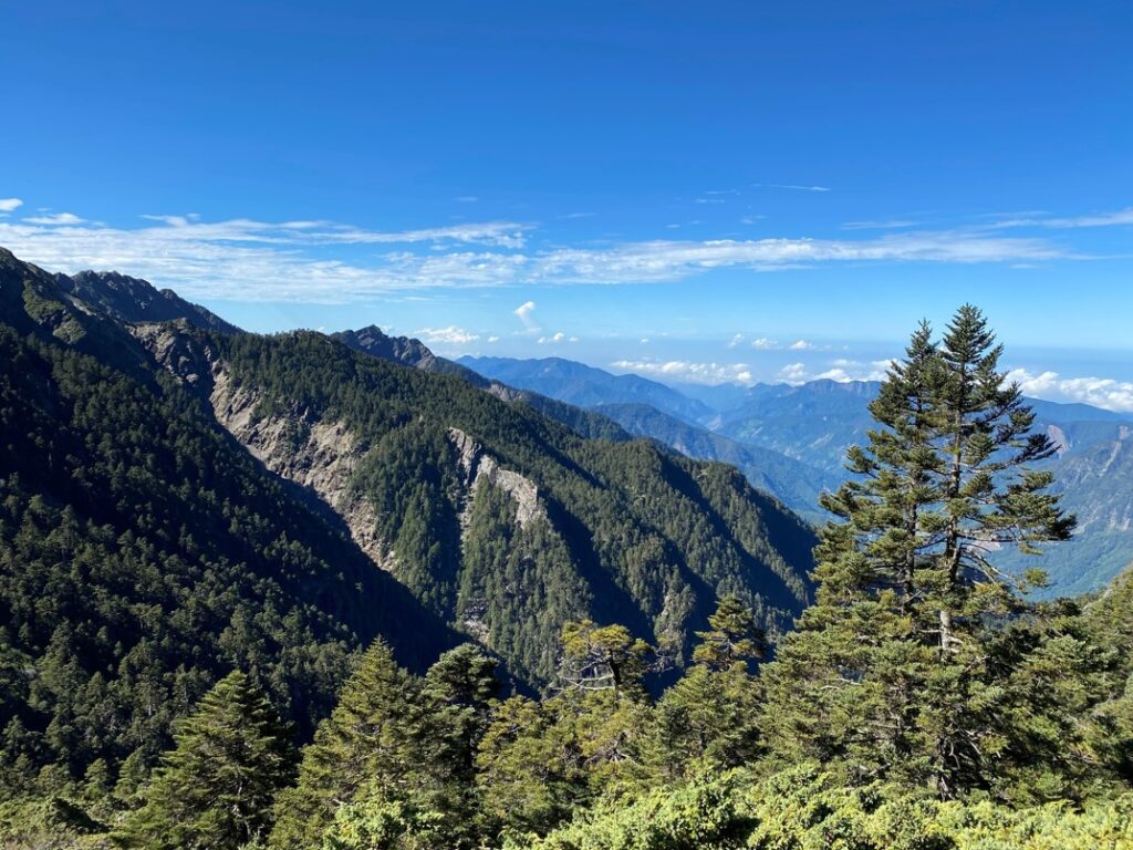 遠處的山景