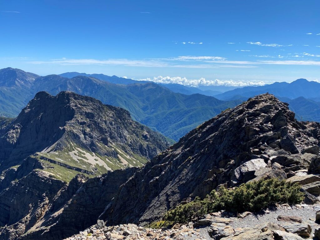 左側山頭為玉山東峰