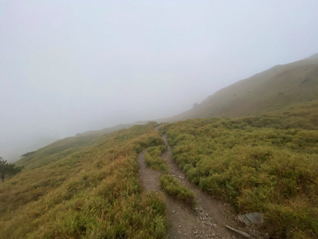 行進間充滿雲霧