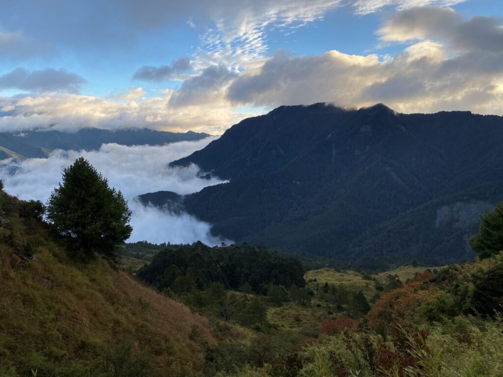 清晨的藍天與雲海