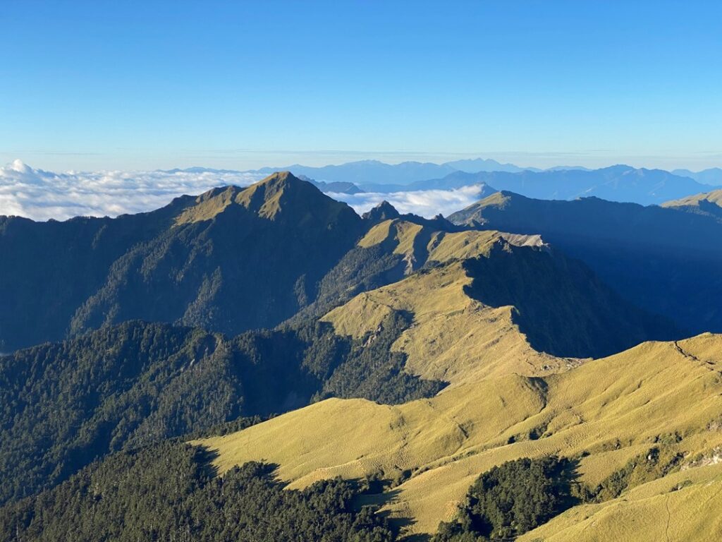 周圍的山巒景色