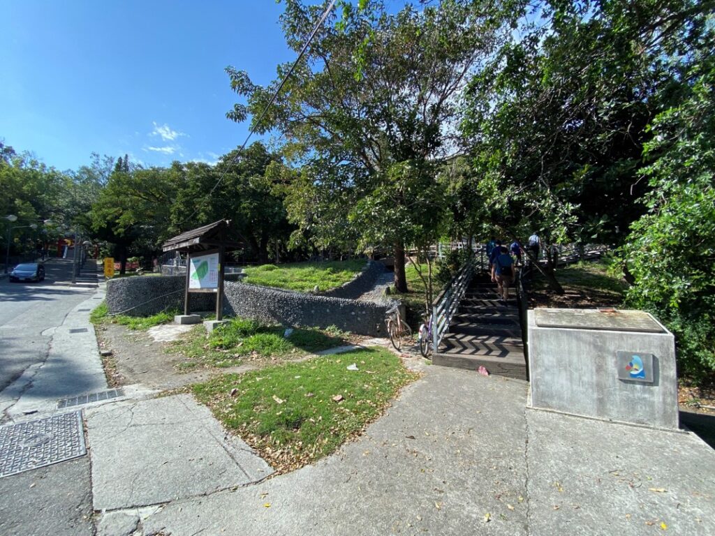 登山步道口