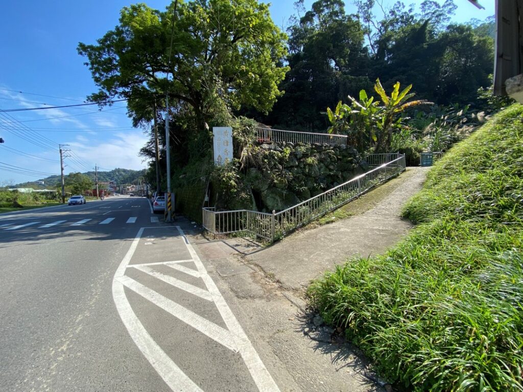 福山巖門牌對面的登山口