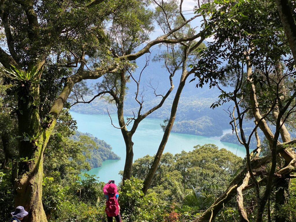 石門水庫翠綠湖水