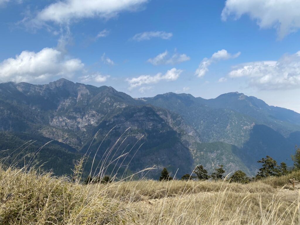 東峰頂周圍的景色