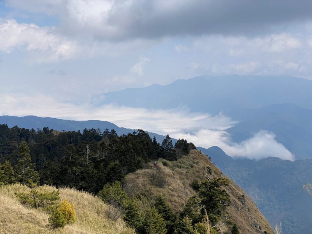 東峰頂周圍的景色