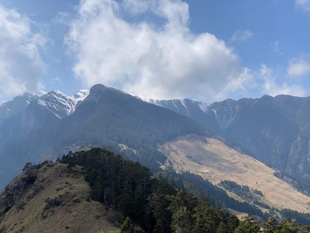 東峰頂周圍的景色