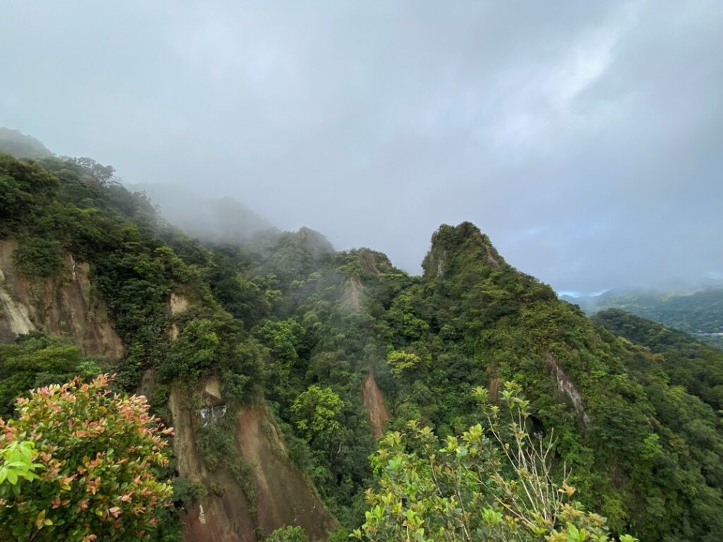 登頂遠眺慈母峰與普陀山