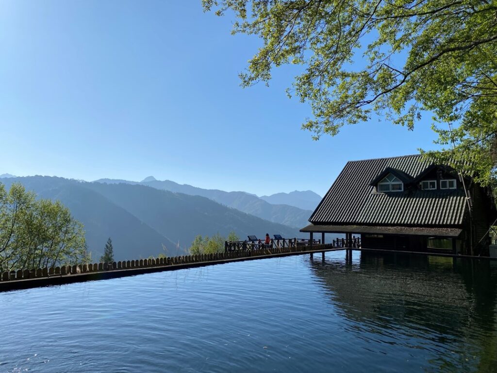 雪山登山口大水池